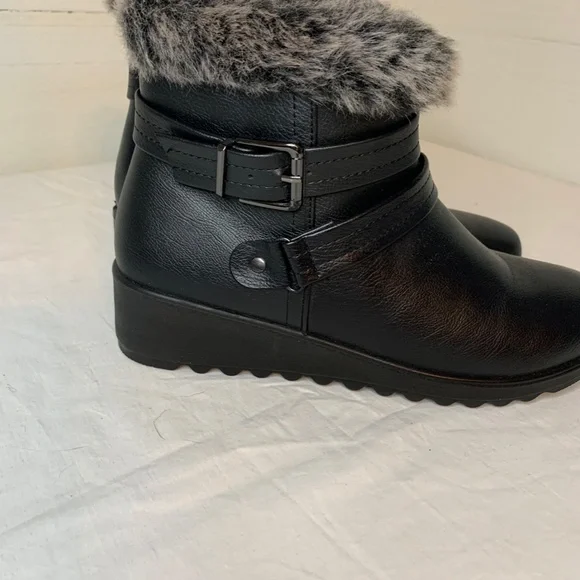 Short Fur Cuffed Black Boots.  Size 7.  **NEW** - Picture 4 of 11